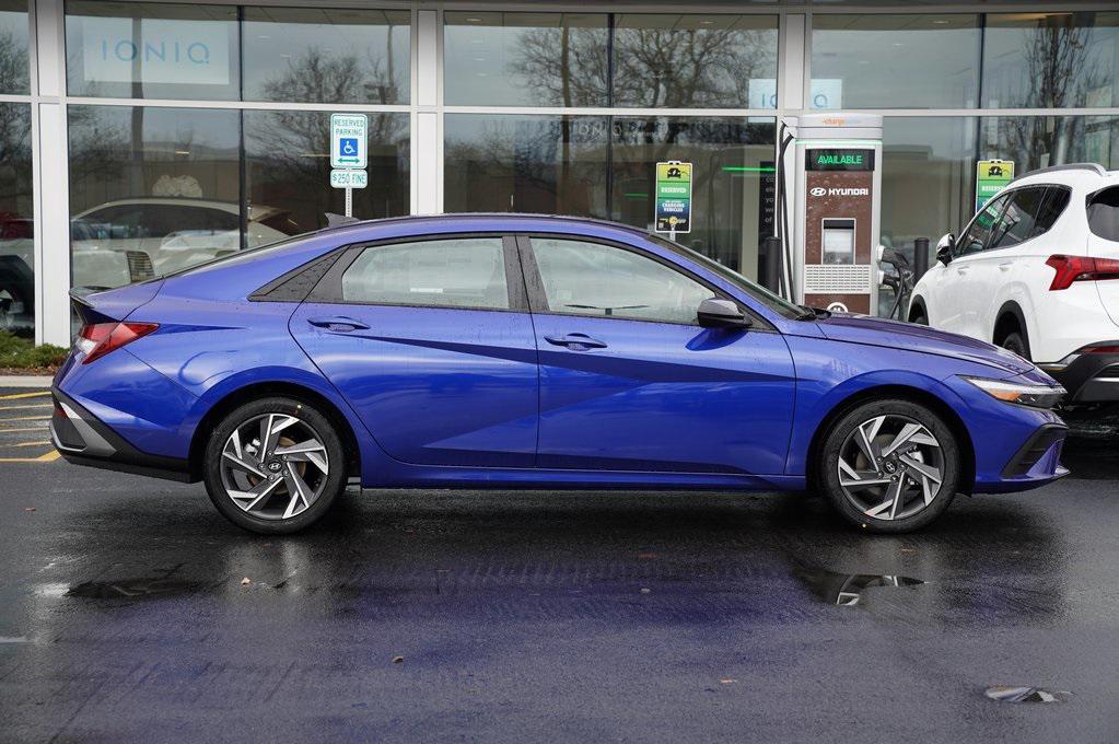 2025 Hyundai Elantra SEL Sport photo 3