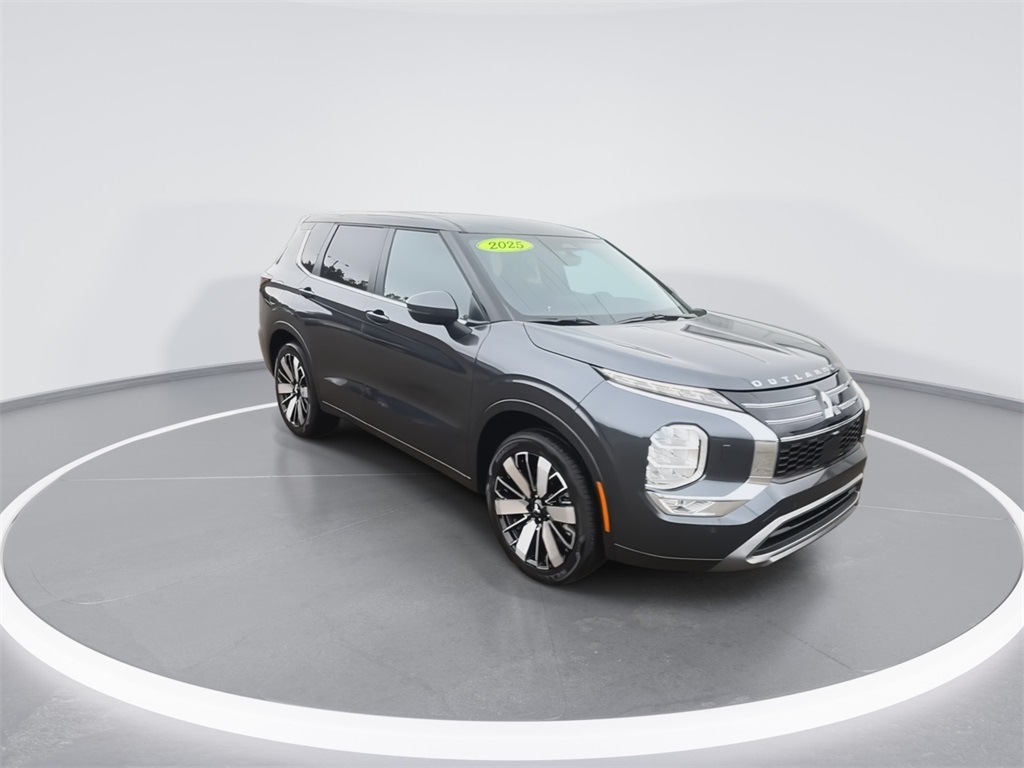 2025 Mitsubishi Outlander SE photo 2