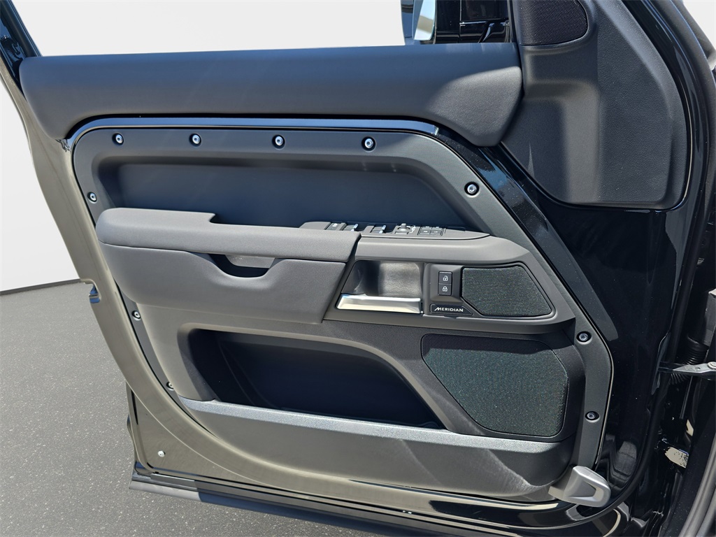 2025 Land Rover Defender 130 S photo 27