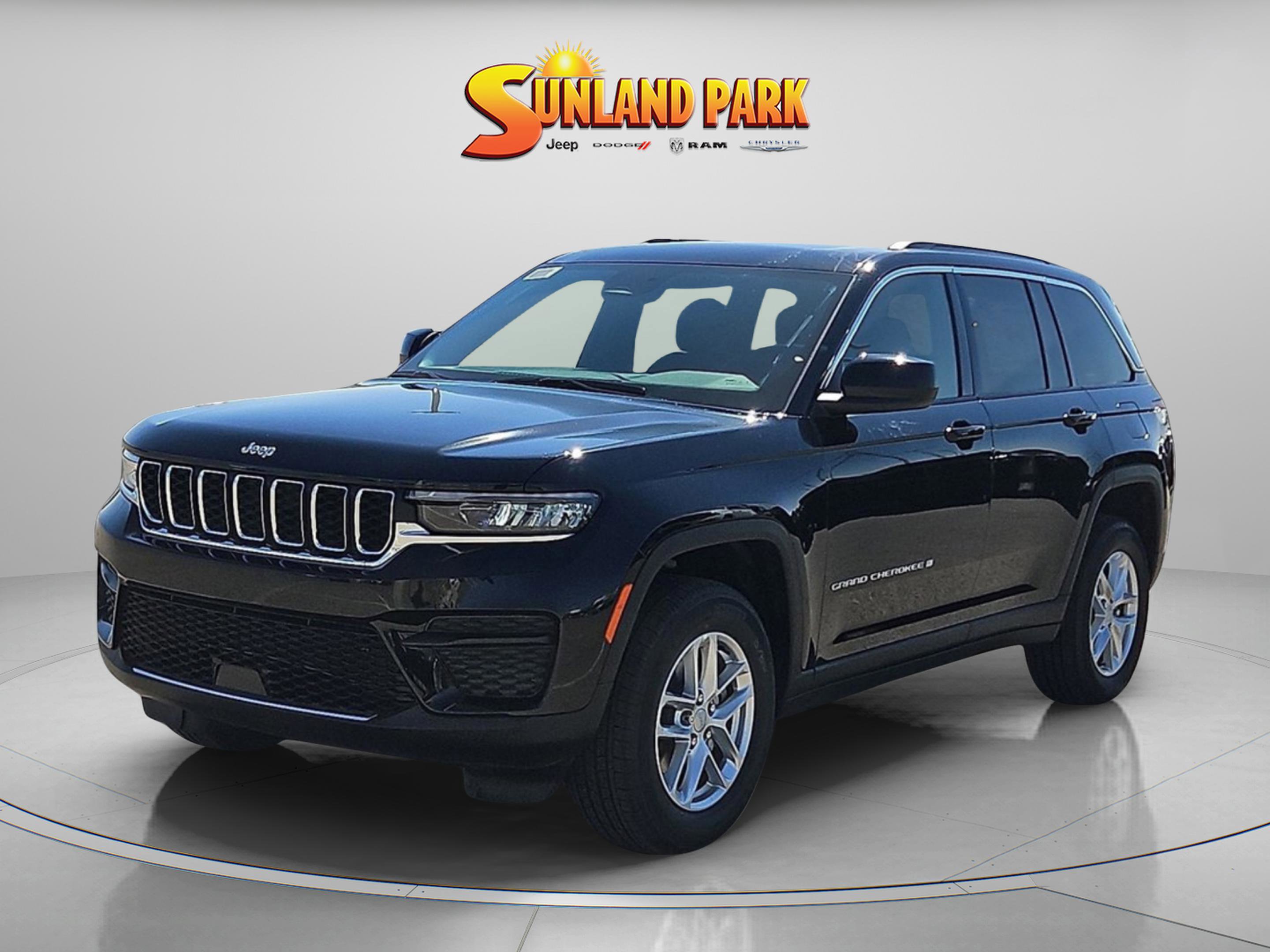 2025 Jeep Grand Cherokee Laredo photo 2