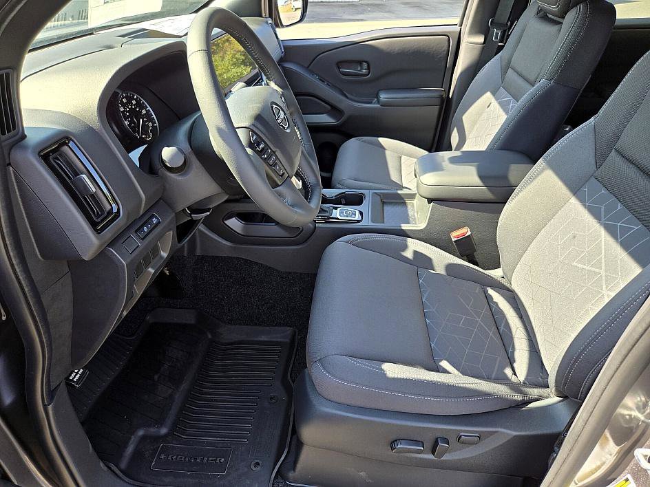 2026 Nissan Frontier Crew Cab SV photo 9