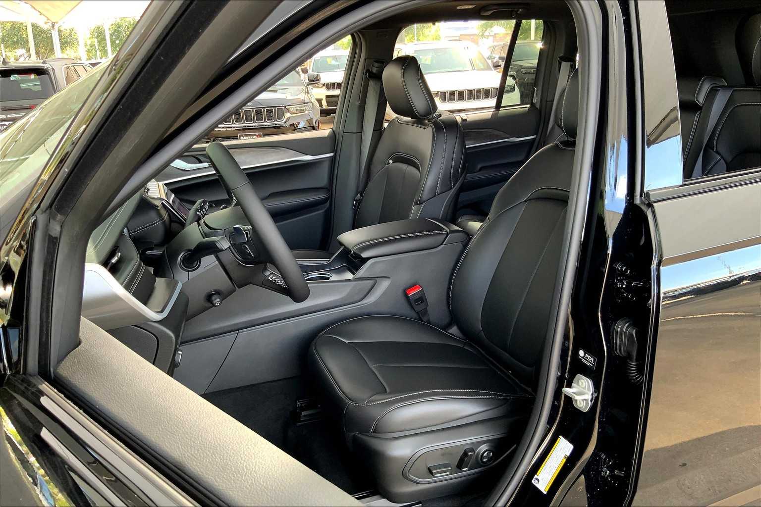 2025 Jeep Grand Cherokee Limited photo 9