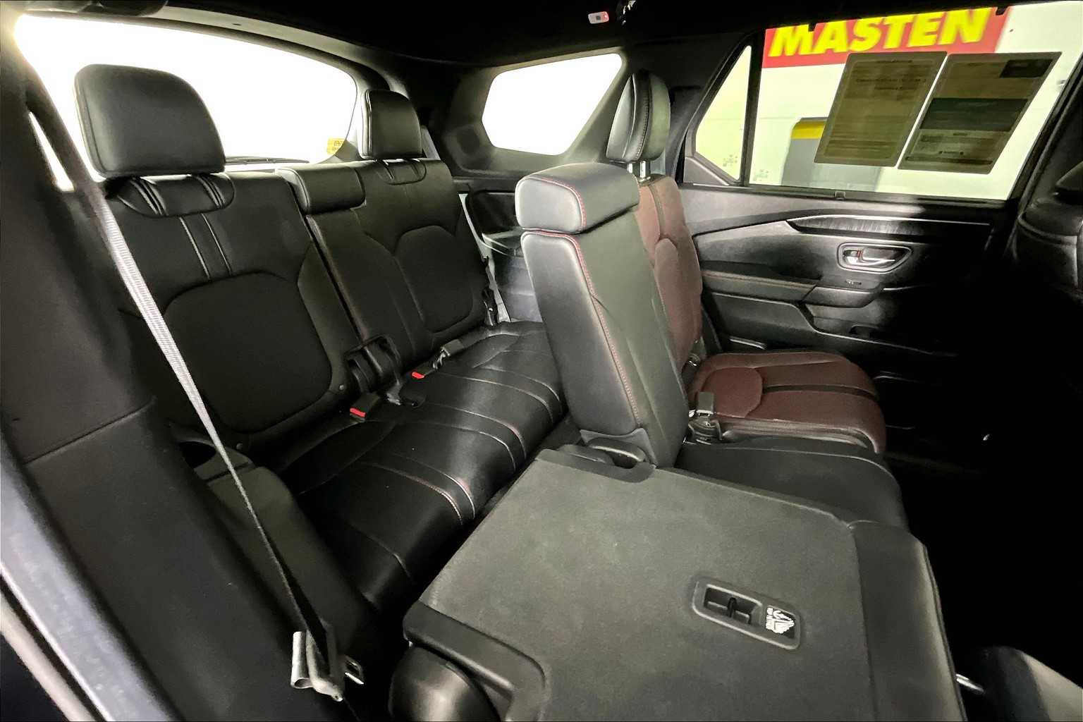 2025 Honda Pilot Black Edition photo 16