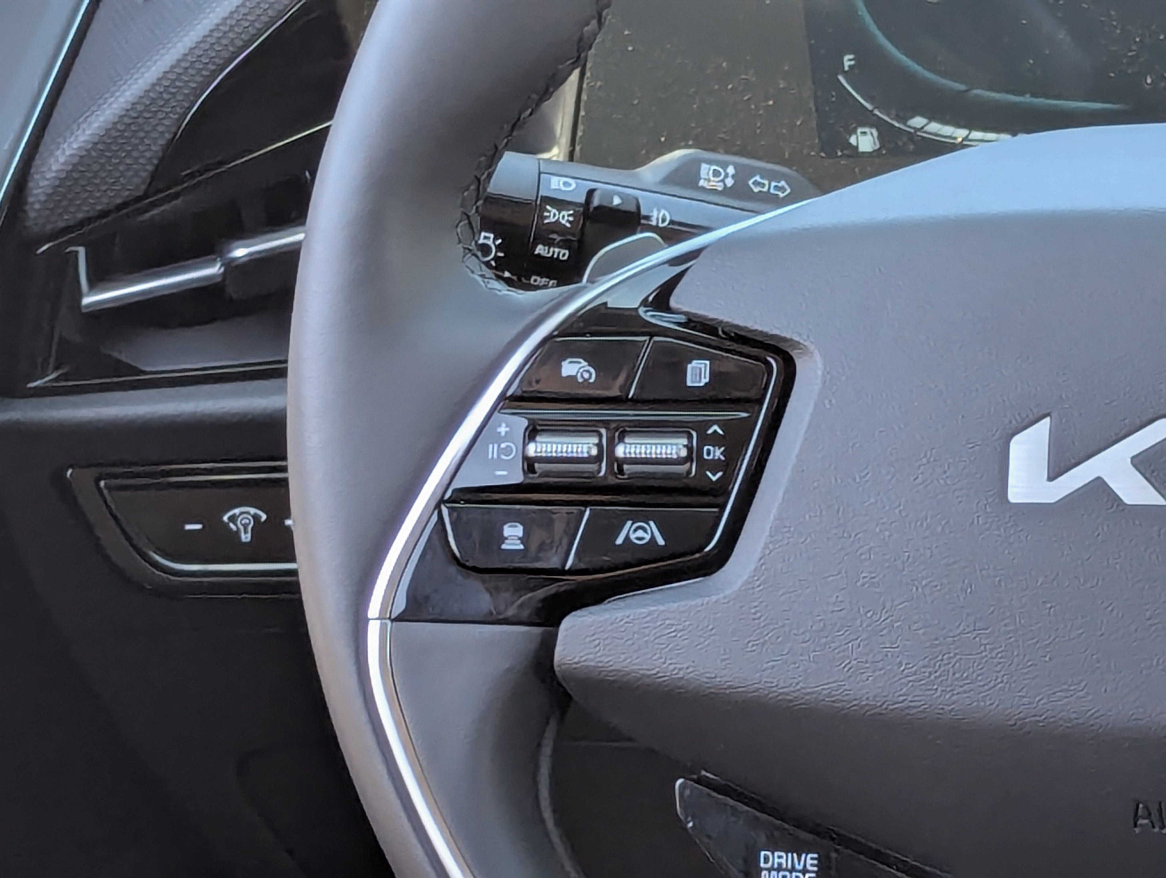 2024 Kia Niro Plug-In Hybrid SX Touring photo 5