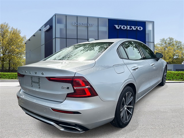 2022 Volvo S60 B5 Momentum photo 3