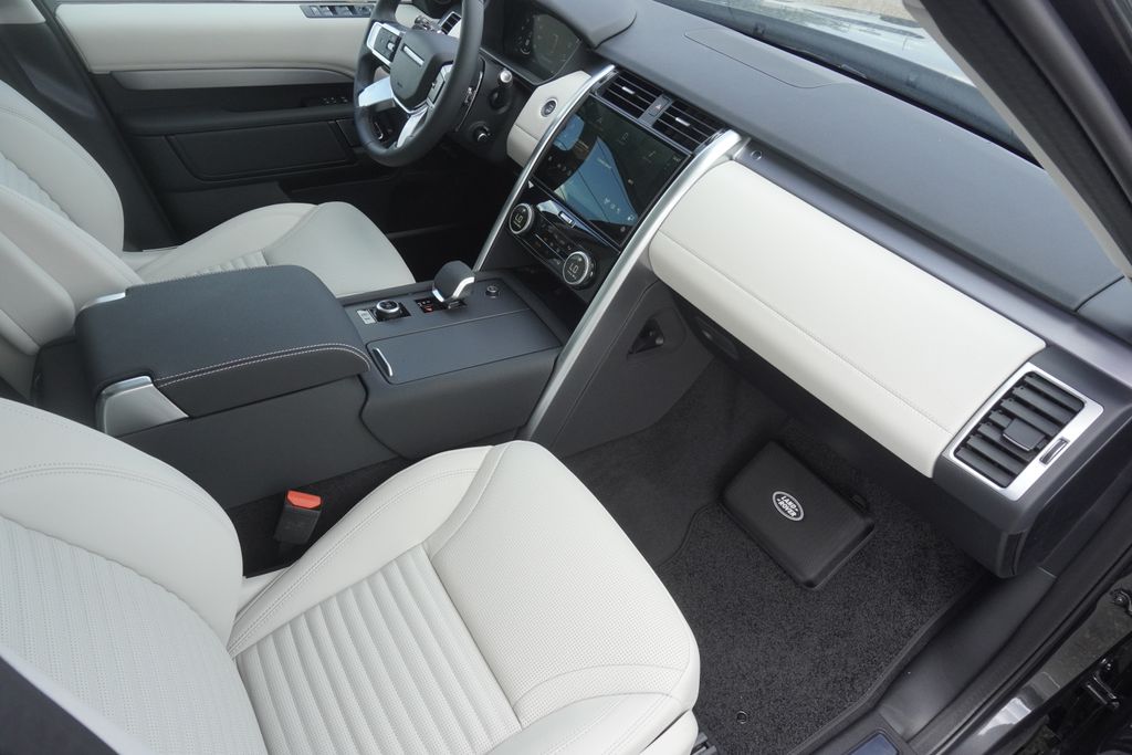 2025 Land Rover Discovery SE photo 20