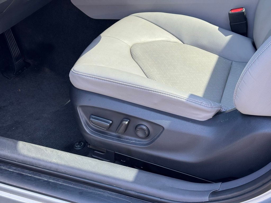 2023 Toyota Camry XLE V6 photo 21