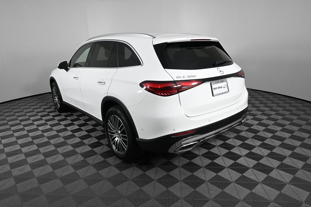 2025 Mercedes Benz GLC 300 photo 4