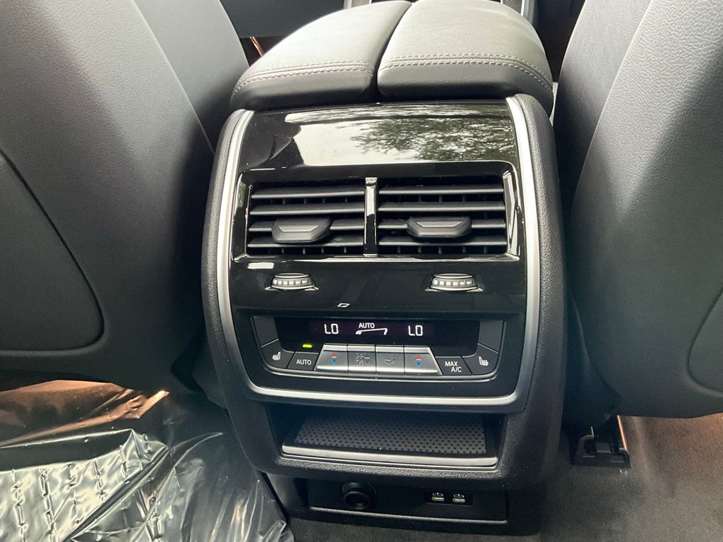 Used 2025 Alpine White BMW M60i image 9