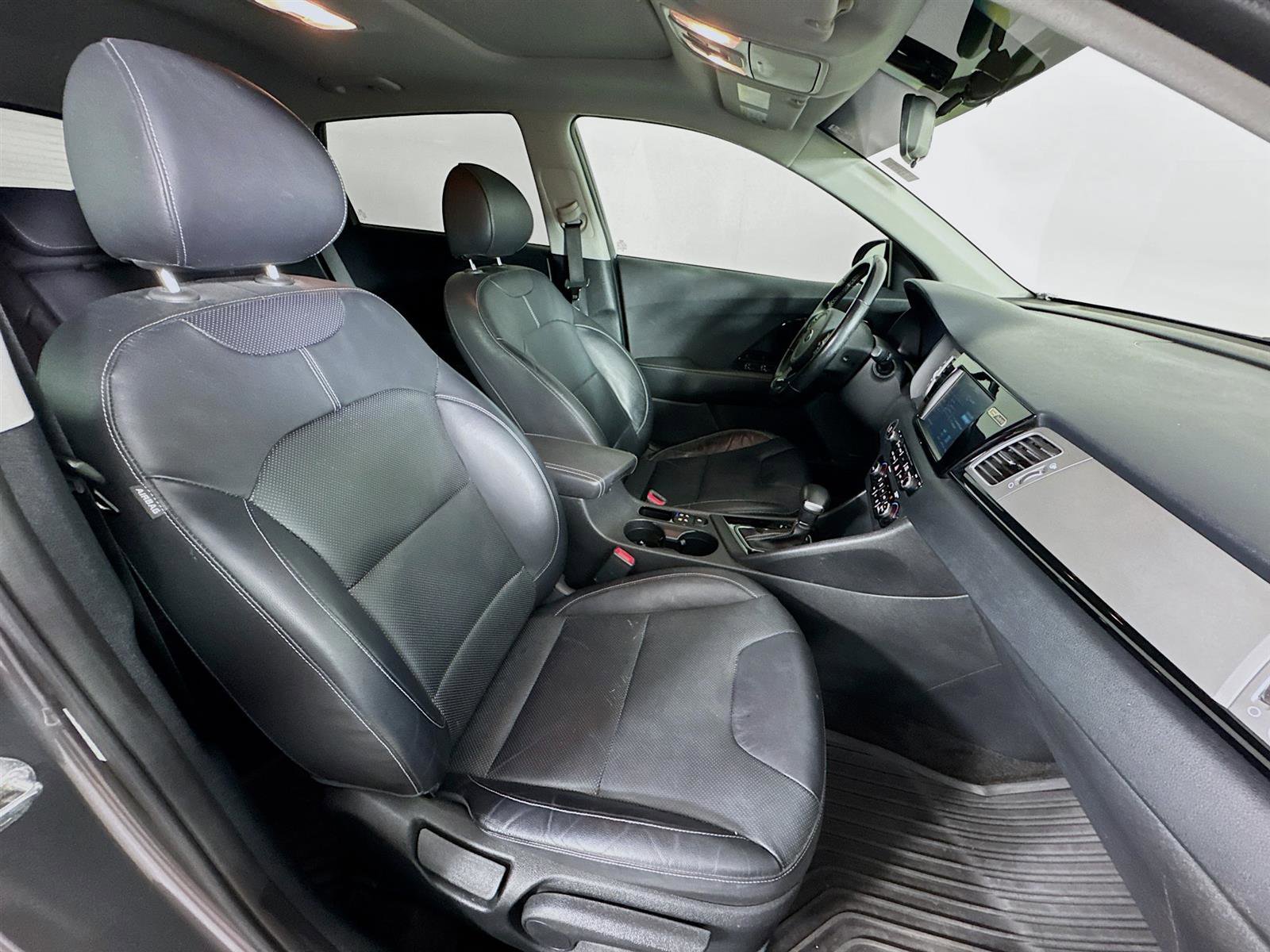 2017 Kia Niro Touring photo 27