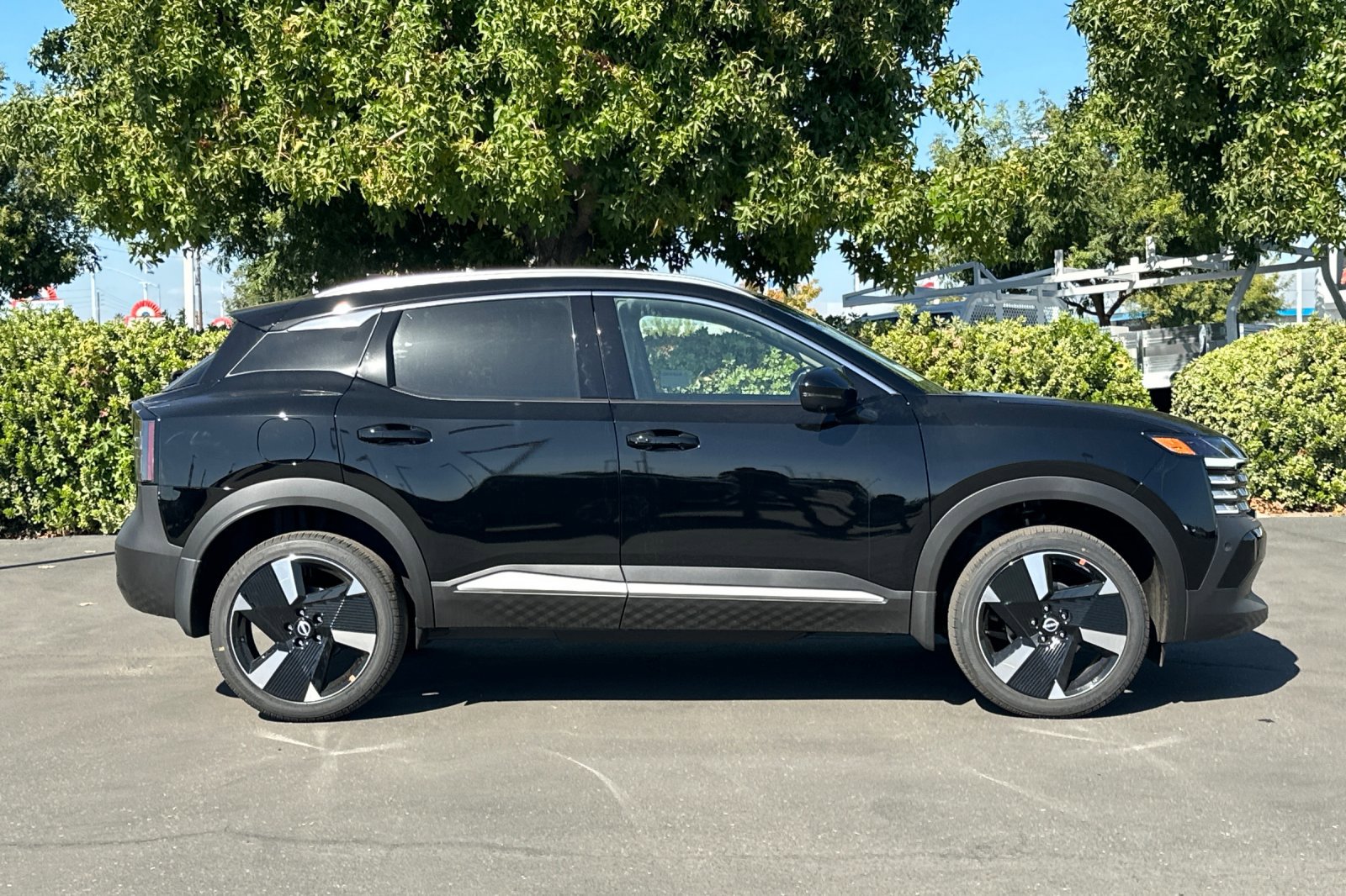 2026 Nissan Kicks SR photo 2