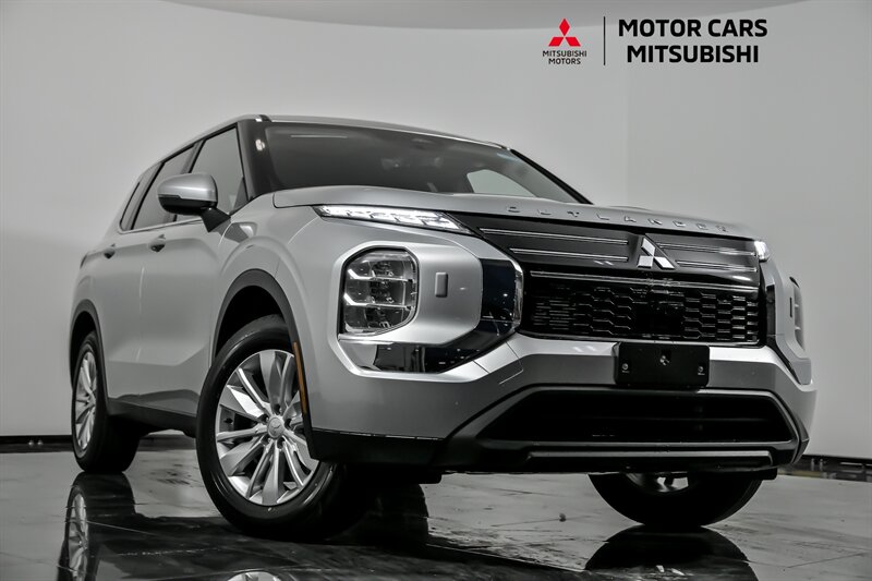 2026 Mitsubishi Outlander ES's photo