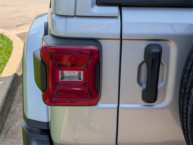 2024 Jeep Wrangler Sahara photo 5