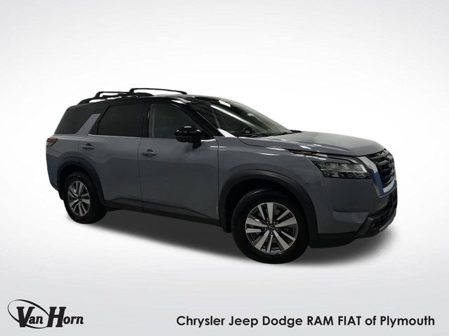 2022 Nissan Pathfinder SL's photo