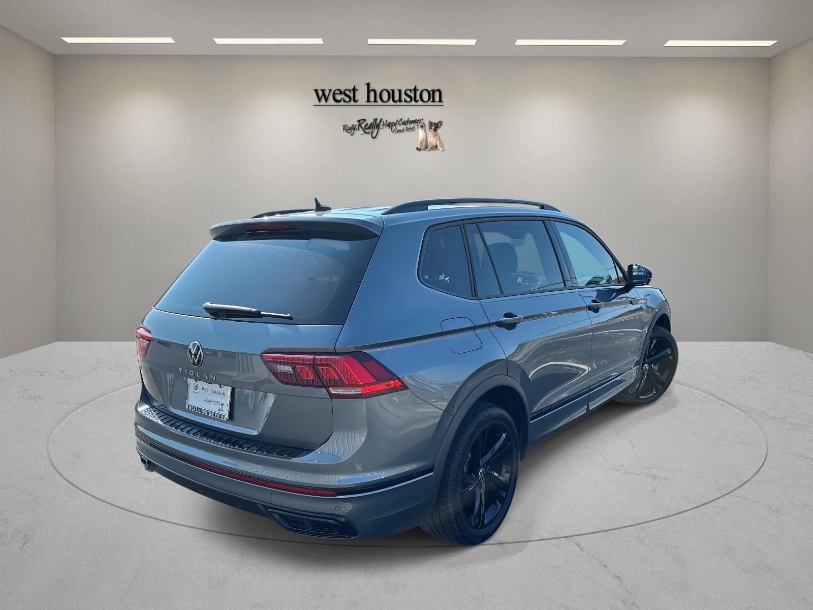 2023 Volkswagen Tiguan Black SE R-Line photo 4