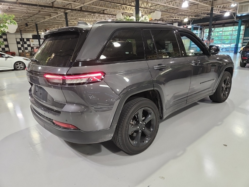 2023 Jeep Grand Cherokee Altitude photo 2