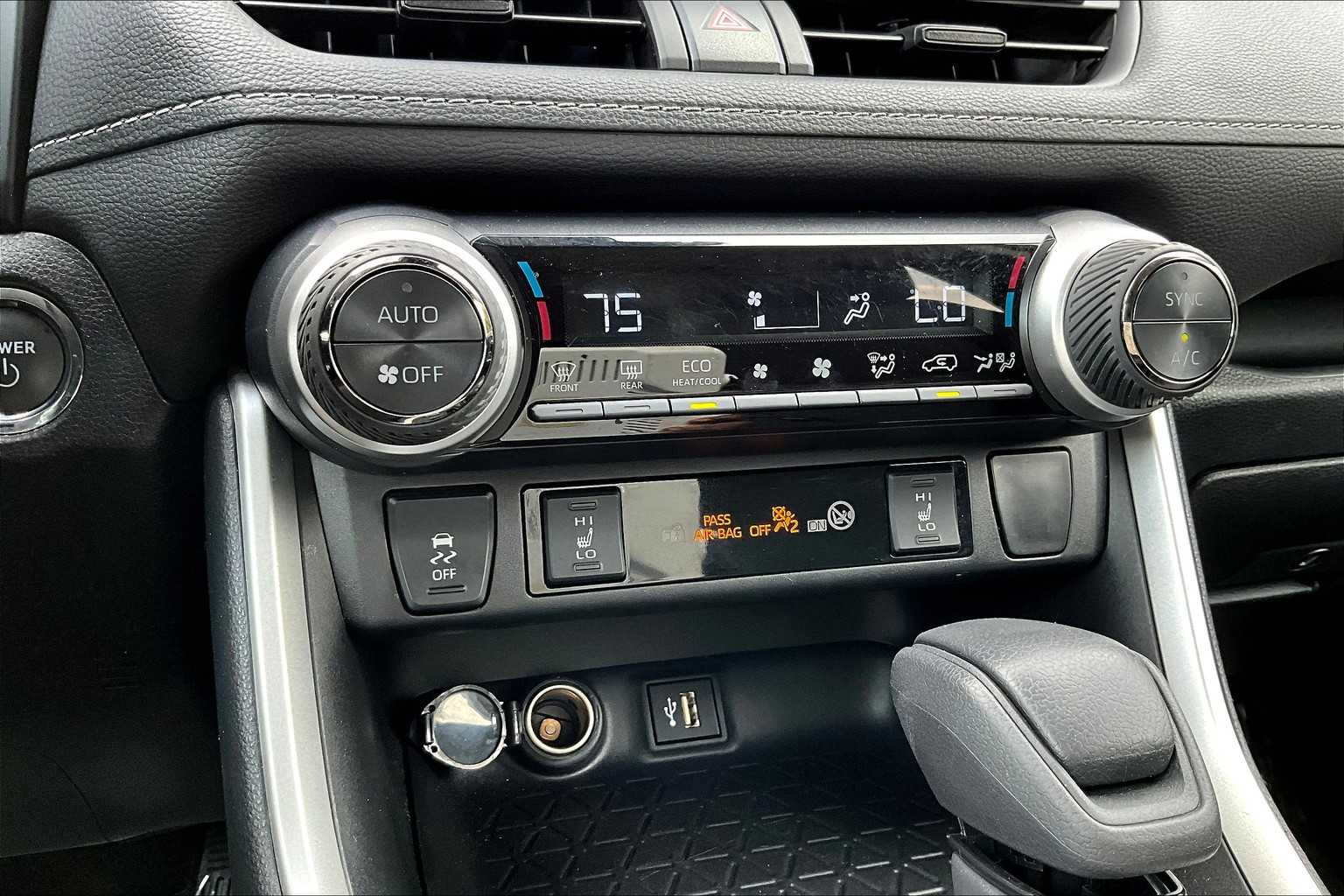 2024 Toyota RAV4 Hybrid XLE photo 30
