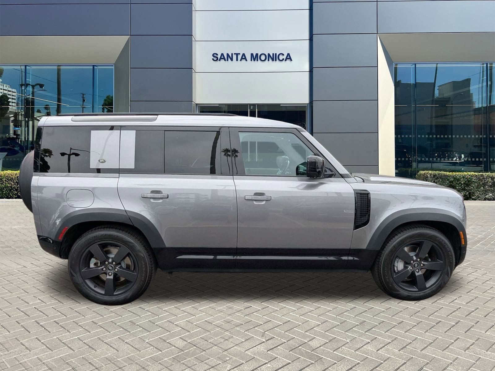 2022 Land Rover Defender X-Dynamic HSE photo 3
