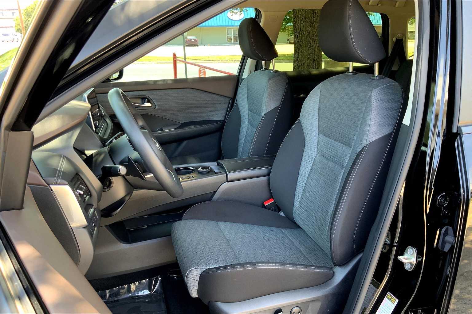 2023 Nissan Rogue SV photo 5
