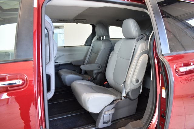 2021 Toyota Sienna XLE photo 14