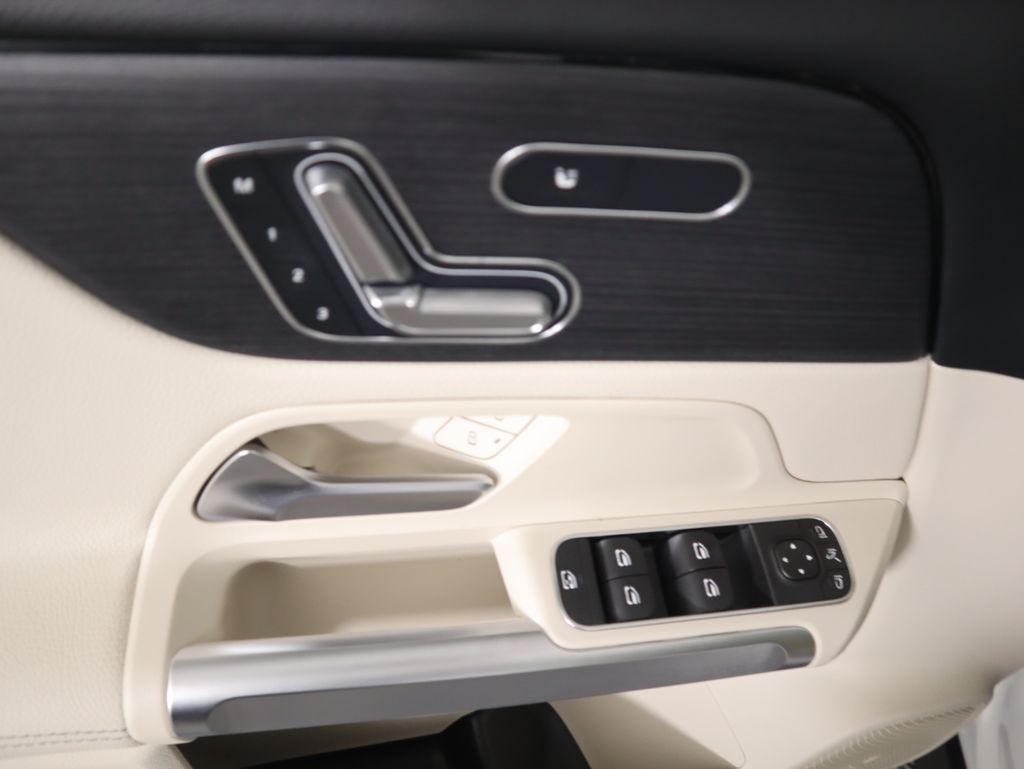 2026 Mercedes Benz GLB 250 photo 22
