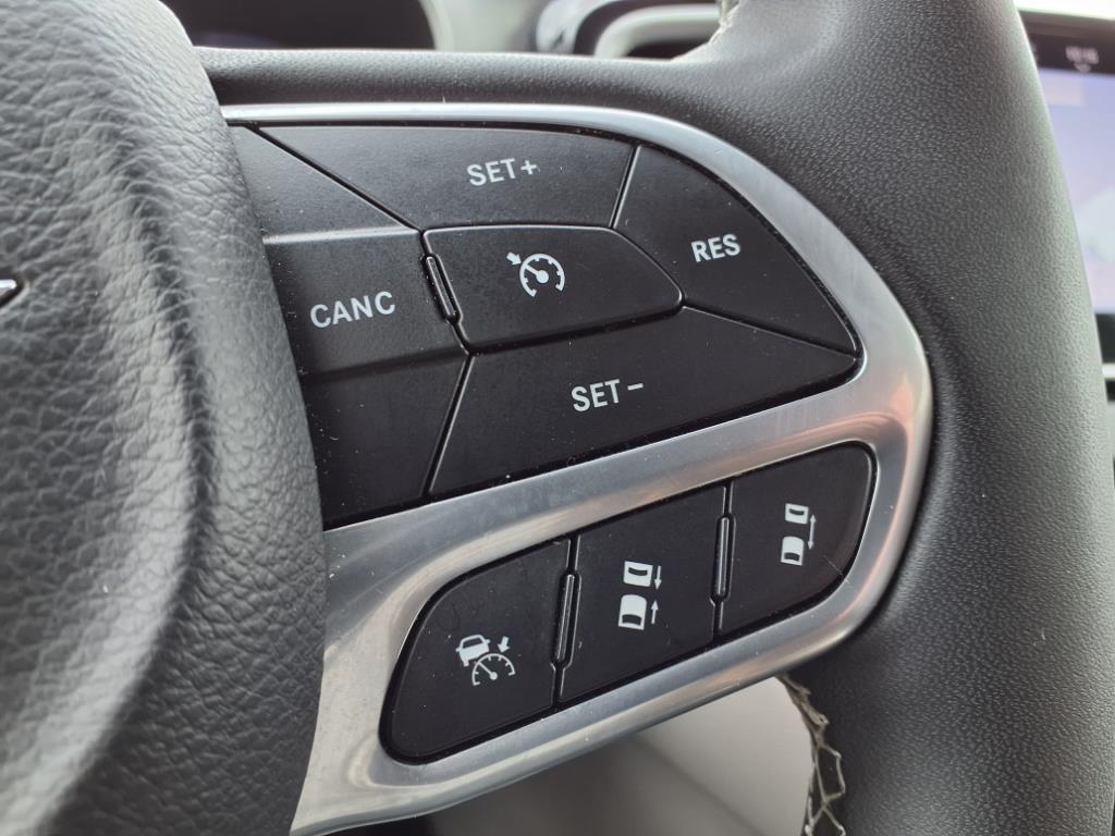 2023 Chrysler Pacifica Touring L photo 18