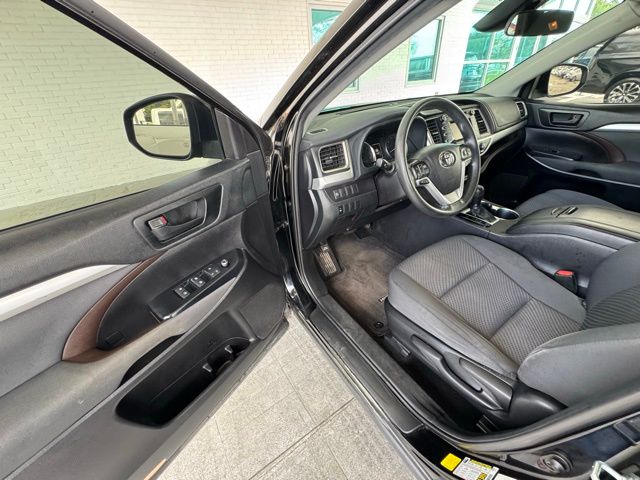 2019 Toyota Highlander LE photo 7