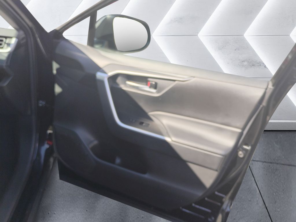 2024 Toyota RAV4 XLE photo 13