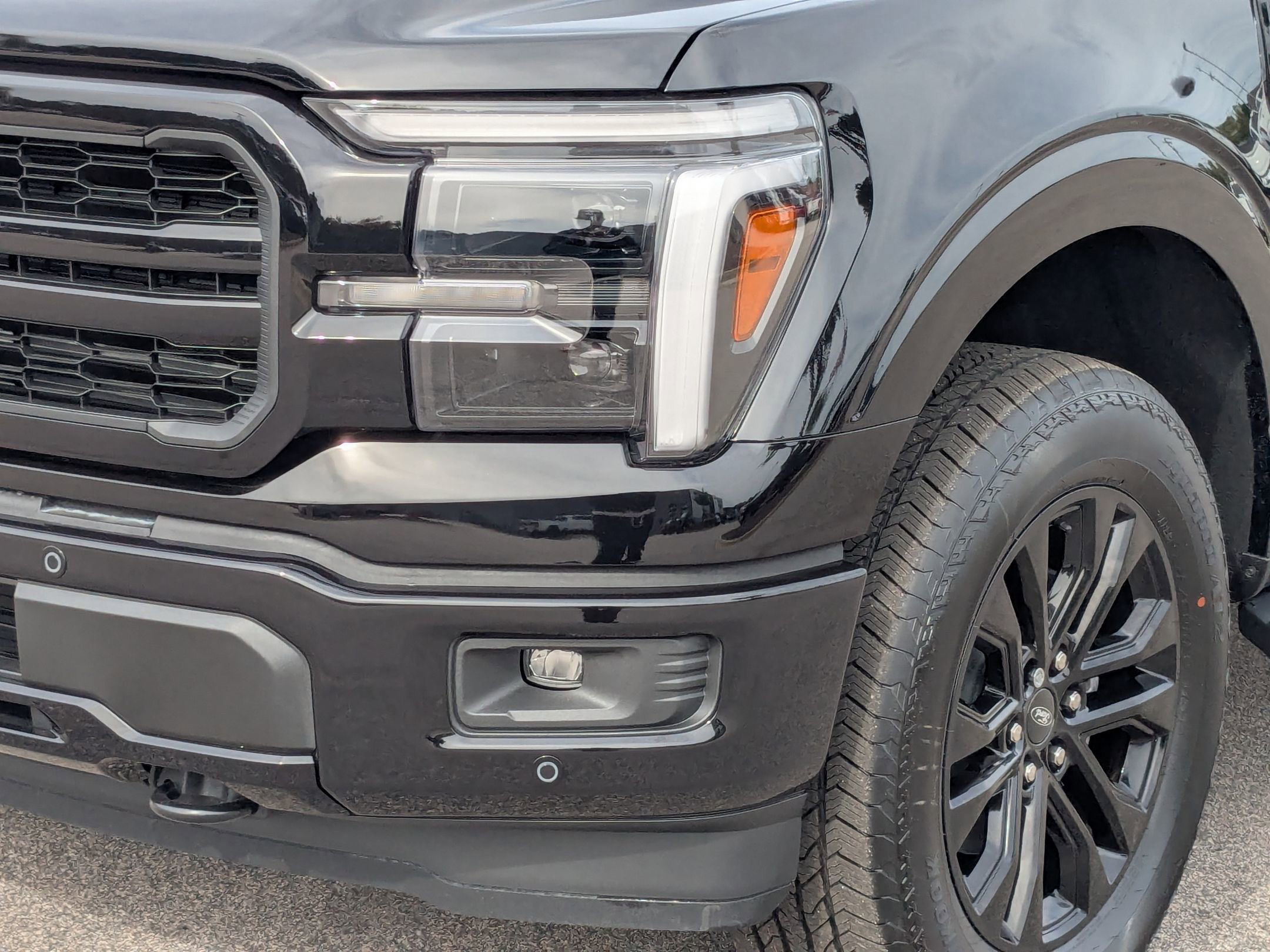 2025 Ford F-150 Lariat photo 2