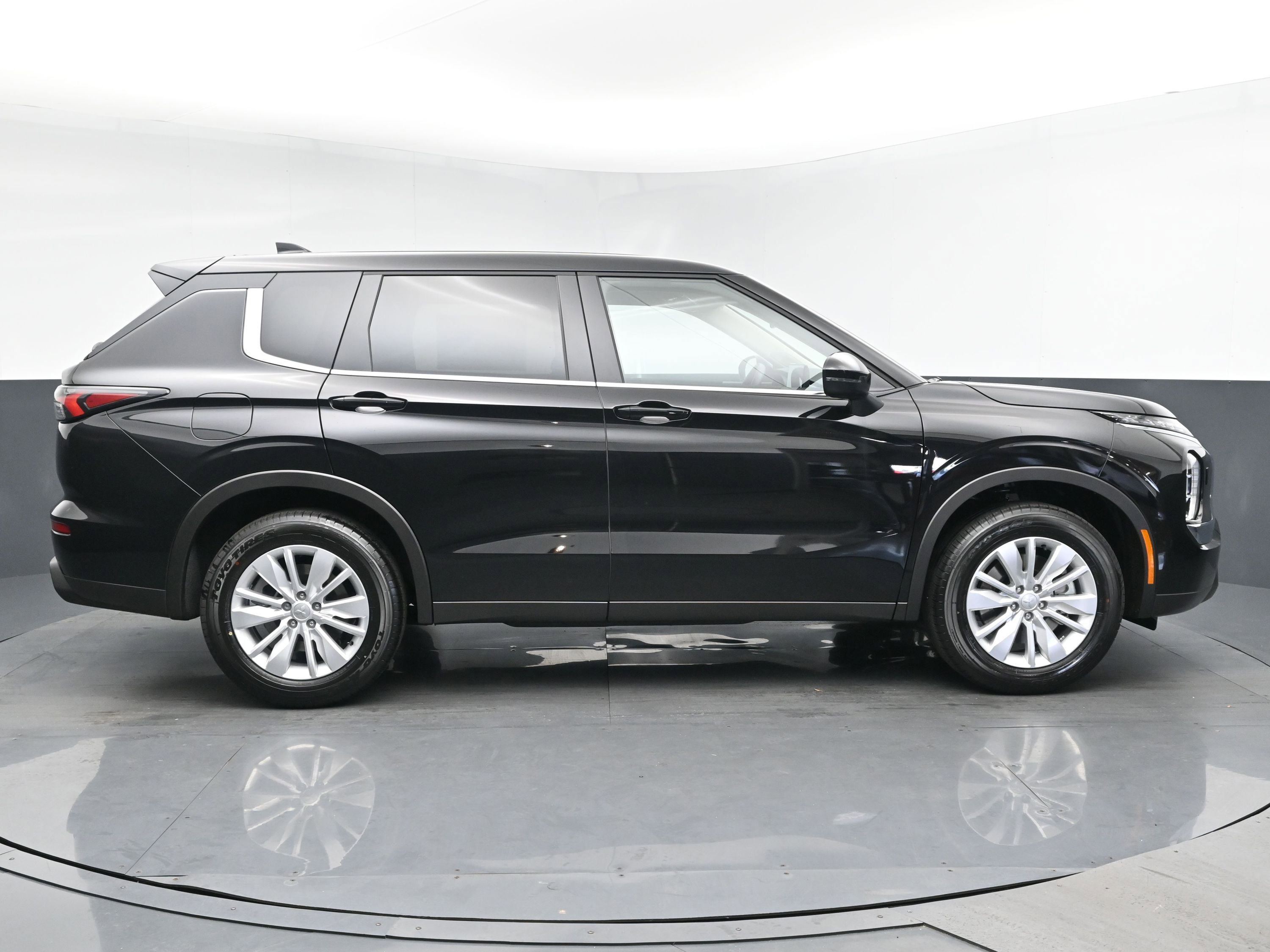 2025 Mitsubishi Outlander ES photo 2