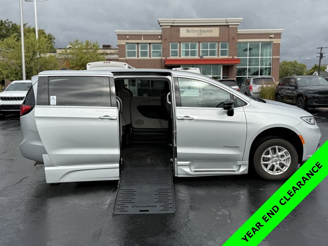 2024 Chrysler Pacifica Touring L's photo