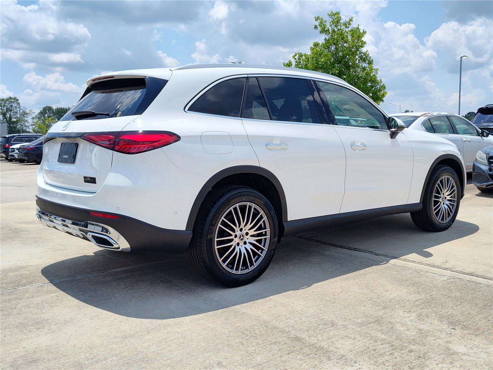 2025 Mercedes Benz GLC 300 photo 4