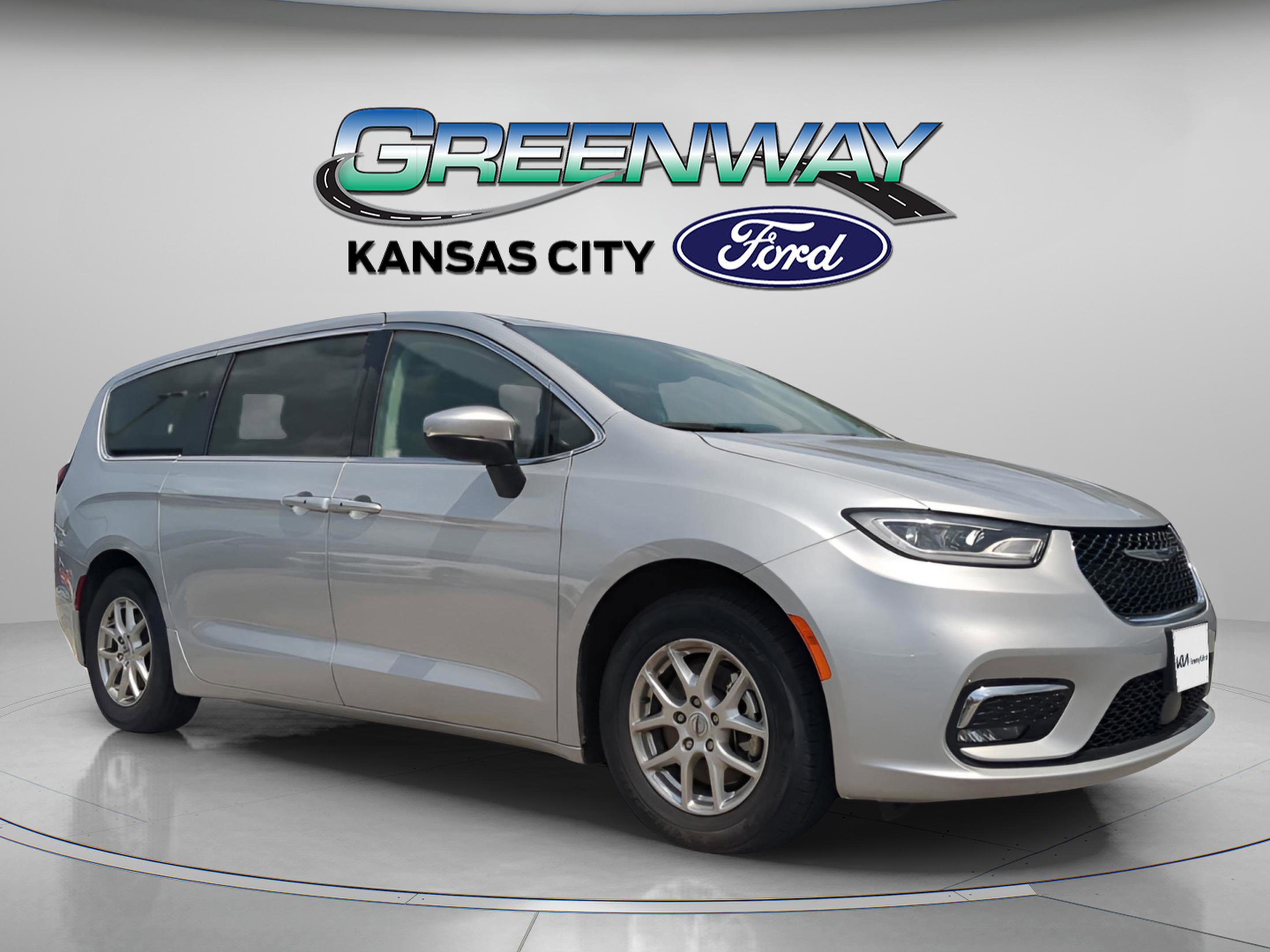 Used 2023 Chrysler Pacifica Touring L with VIN 2C4RC1BG9PR586891 for sale in Kansas City