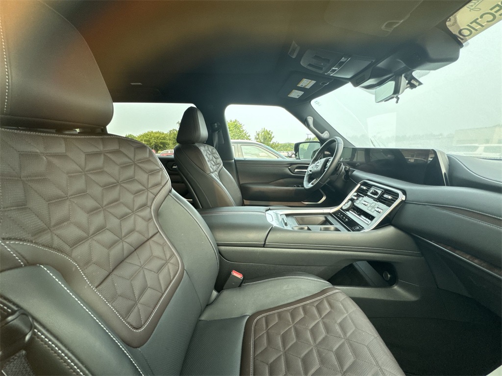2025 Nissan Armada Platinum photo 13