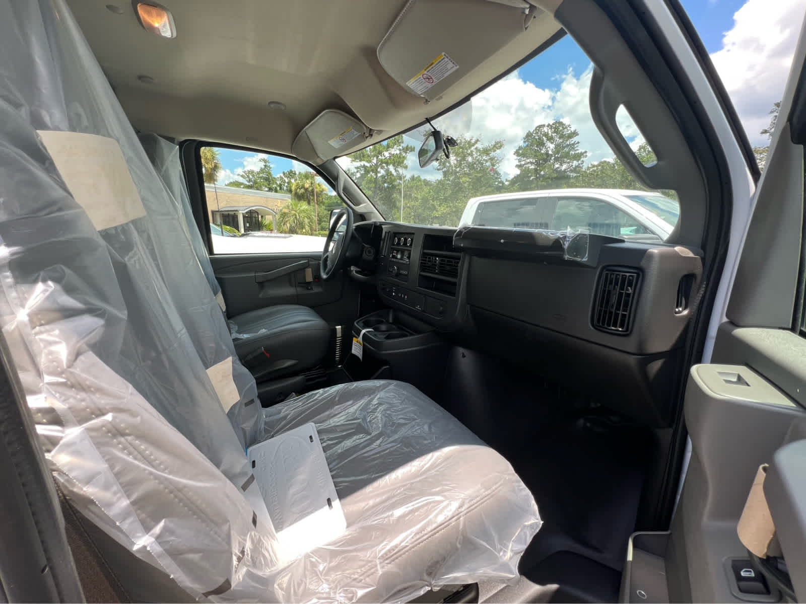 New 2025 Summit White GMC Work Van image 9