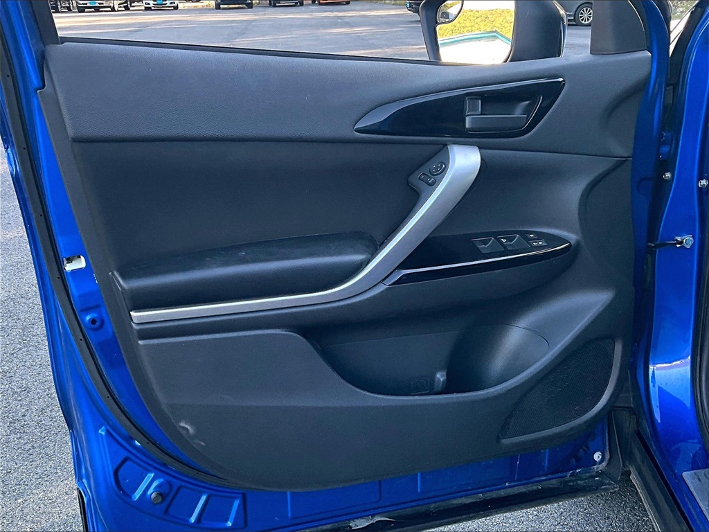 2020 Mitsubishi Eclipse Cross LE photo 9