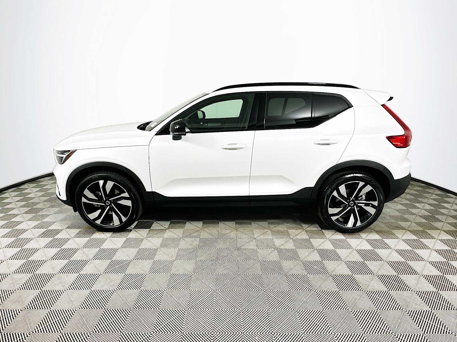 2025 Volvo XC40 AWD photo 4