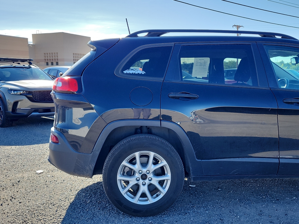 2016 Jeep Cherokee Sport photo 4