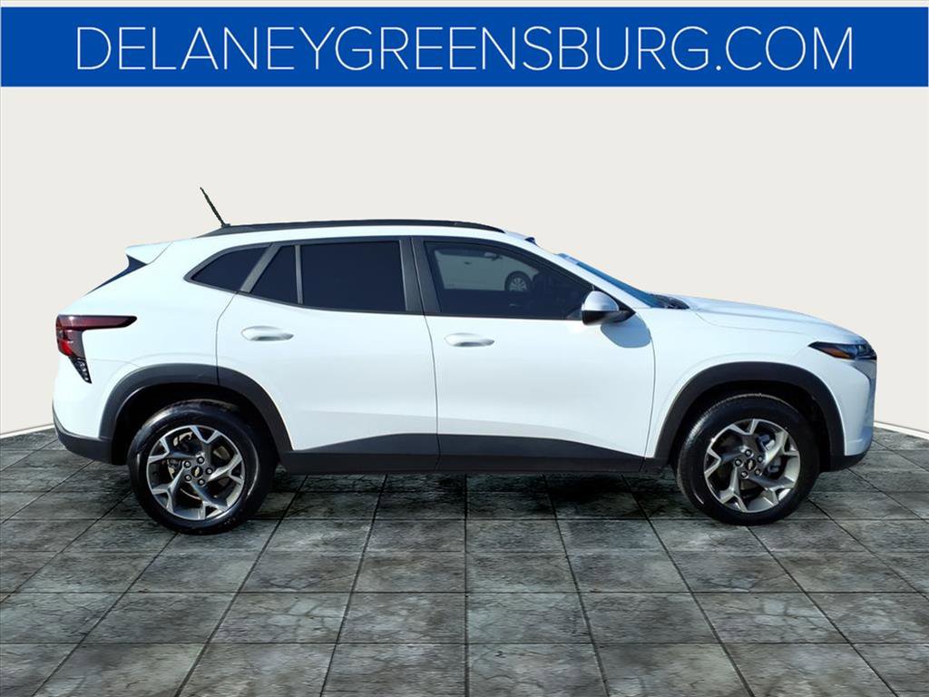 2025 Chevrolet Trax LT photo 2