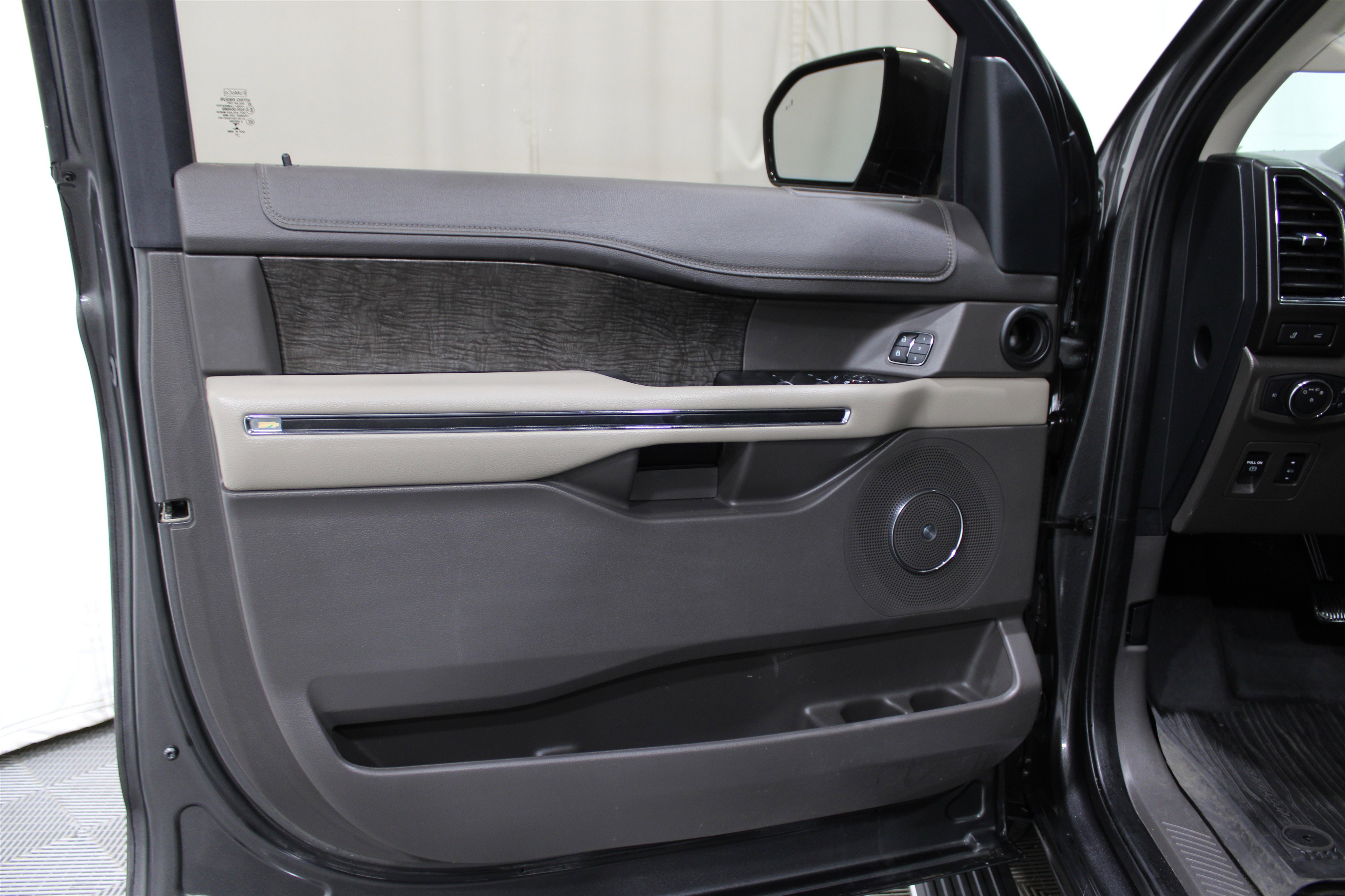 2021 Ford Expedition Limited photo 2