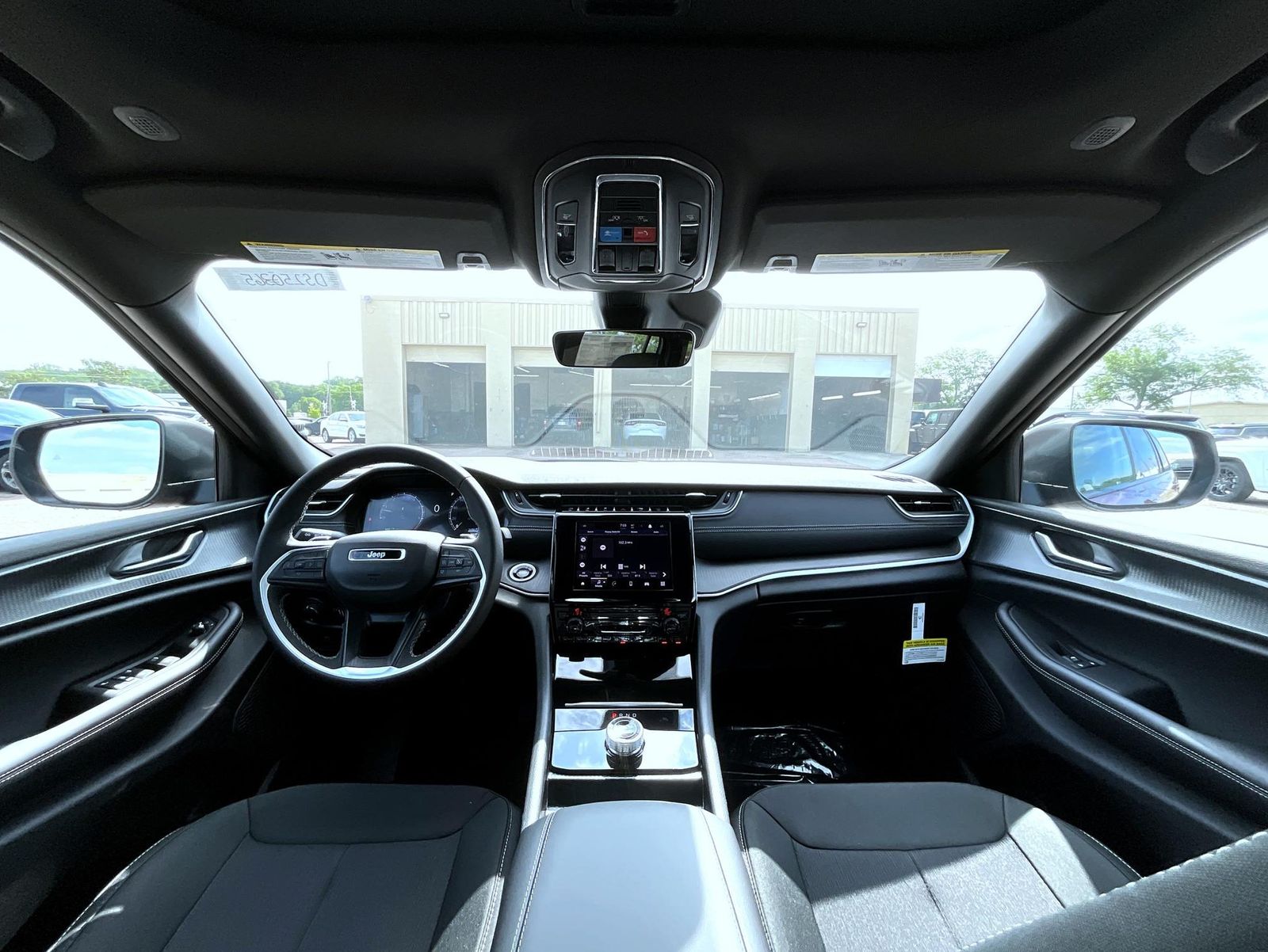 2025 Jeep Grand Cherokee Laredo photo 10