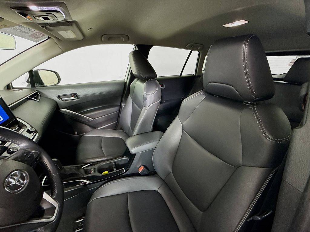 2023 Toyota Corolla Cross XLE photo 19