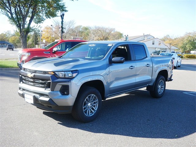 2024 Chevrolet Colorado LT photo 3