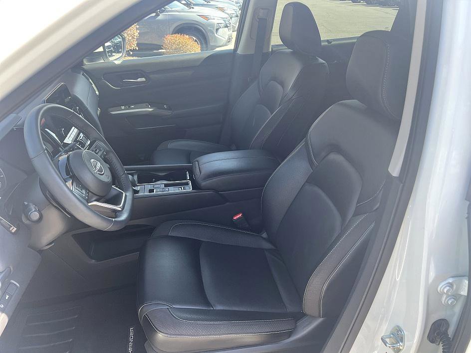 2024 Nissan Pathfinder SL photo 13