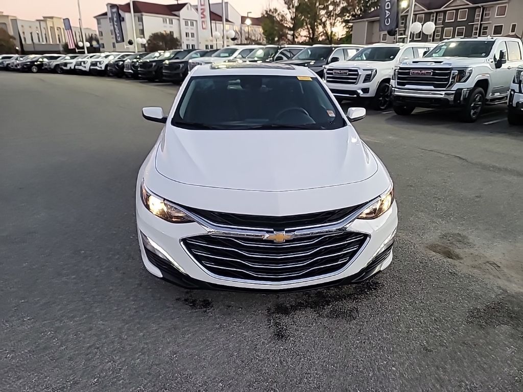 2024 Chevrolet Malibu 1LT photo 2