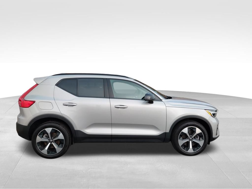 2024 Volvo XC40 Plus photo 2