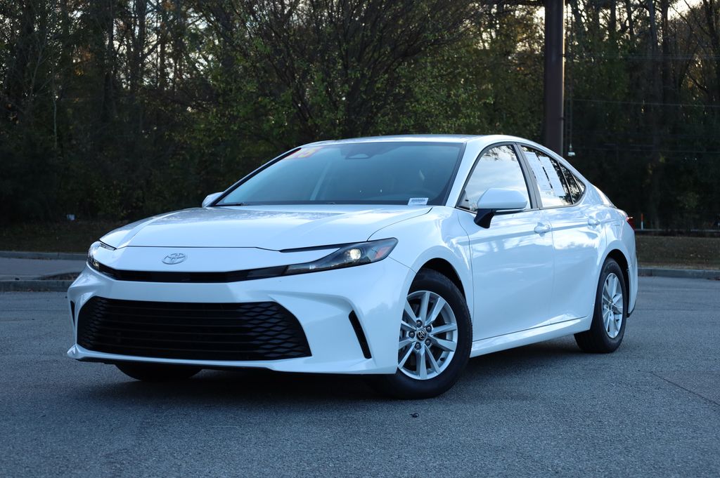 2025 Toyota Camry LE's photo