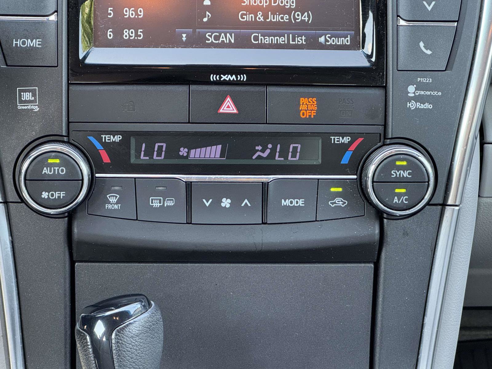 2017 Toyota Camry XLE photo 17