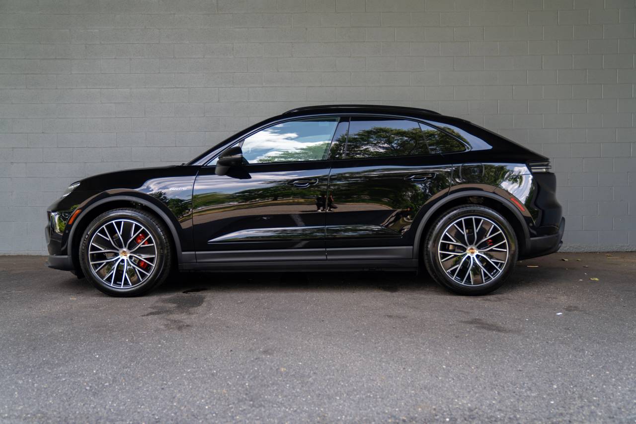 2025 Porsche Macan Electric photo 2