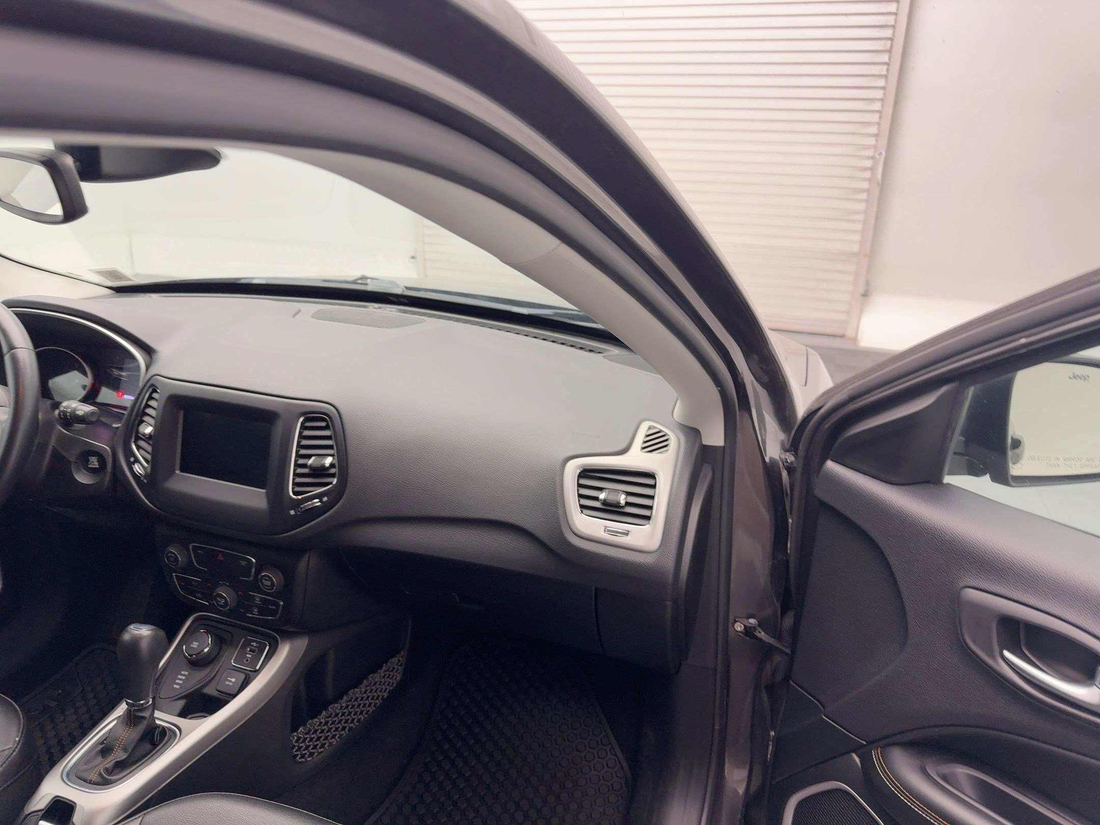 2020 Jeep Compass Latitude photo 24